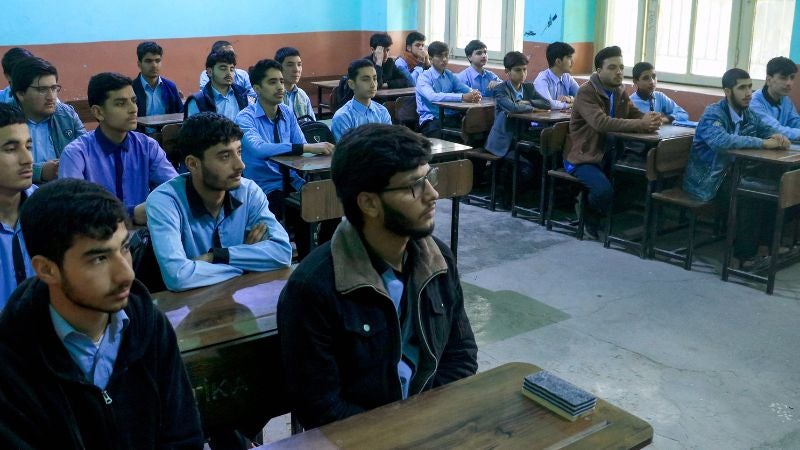 Afganistán empieza su tercer curso escolar sin mujeres en educación secundaria