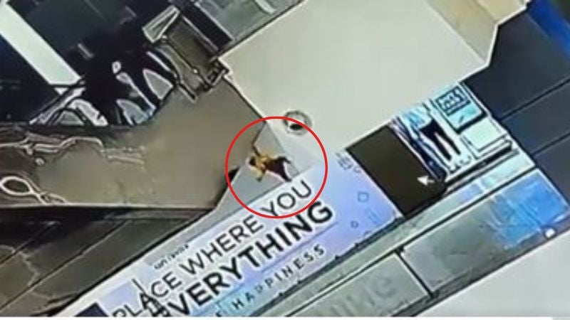 bebé cae del tercer piso de un centro comercial