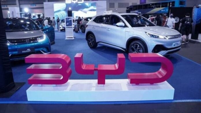 Fabricante chino de autos eléctricos BYD registra beneficio récord en 2023