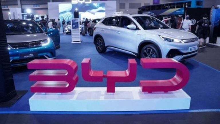 Fabricante chino de autos eléctricos BYD registra beneficio récord en 2023