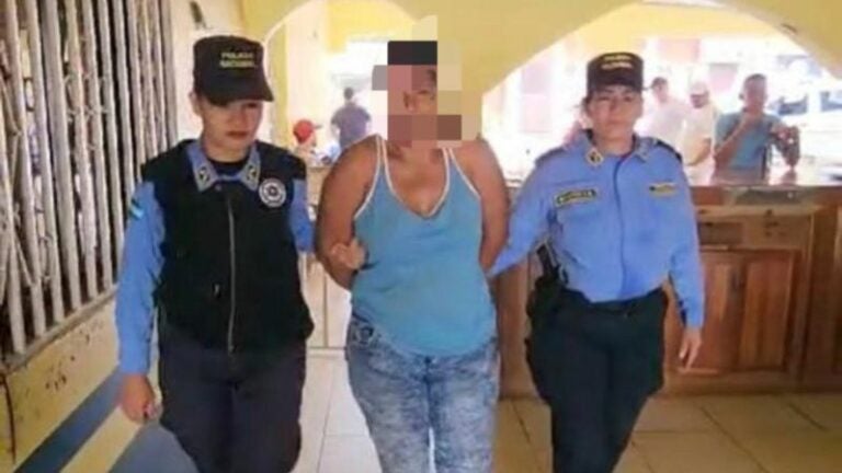 Capturan a madre que hirió con un machete a su hijo en El Paraíso