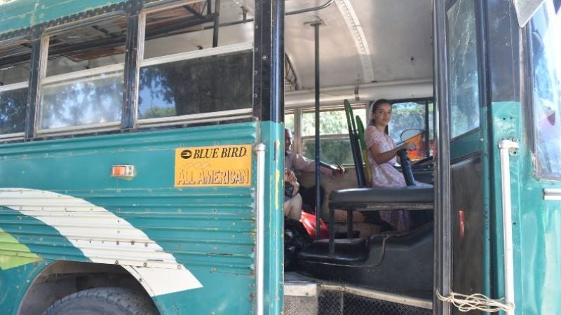 Mujer causa sensación al dedicarse a conducir un autobús a sus 21 años