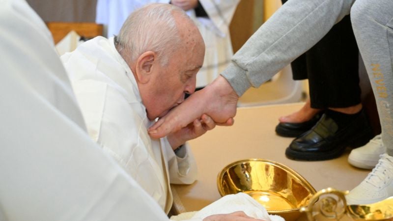 Papa Francisco lava los pies de media docena de reclusas en Jueves Santo