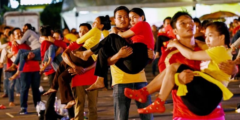 Camboya registra nuevo récord Guinness de llevar a mujeres en brazos