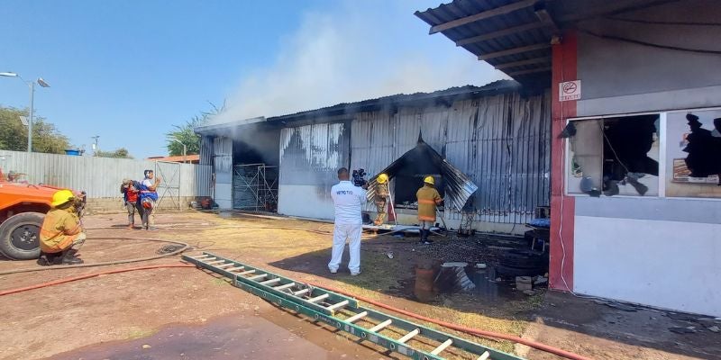 Incendio de grandes proporciones consume bodega de plásticos en Choluteca