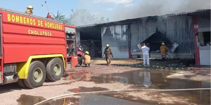 Incendio de grandes proporciones consume bodega de plásticos en Choluteca