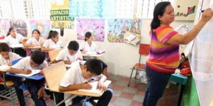 Aprueban pago de 36 horas semanales a docentes con nombramiento