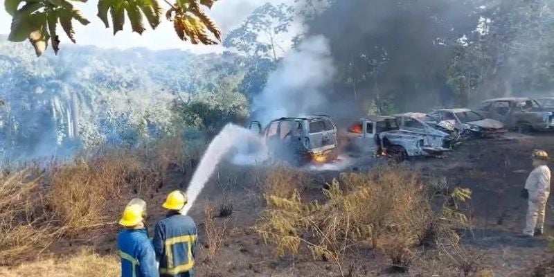 Feroz Incendio arrasa con más de 30 vehículos en posta policial de Coxen Hole