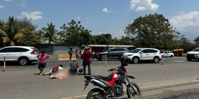 Motociclista pierde la vida tras ser embestido por una camioneta en la CA-5