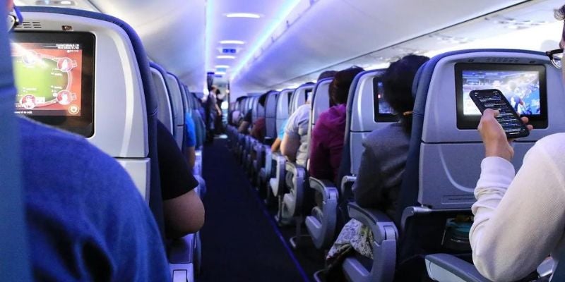 En pleno vuelo una madre dio a luz sin darse cuenta que la aerolínea la sorprendería con un regalo