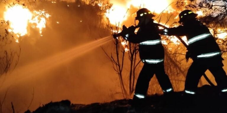 Incendio consume zacatera en colonia Cerro Grande de la capital