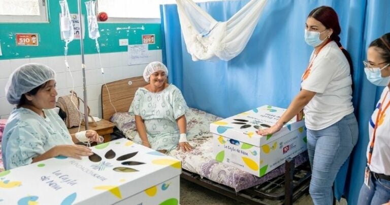 Fundación Kafie y OPC entregan 120 «Cajitas de Nena» en Hospital de Puerto Cortés