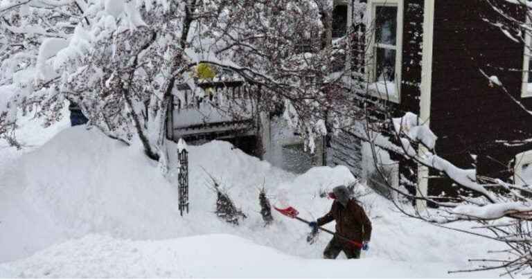 En alerta más de 6.5 millones de personas por fuertes nevadas en California, EEUU