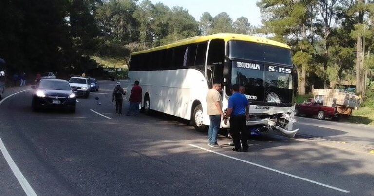 Motociclista muere tras chocar con autobús en Santa Cruz de Yojoa