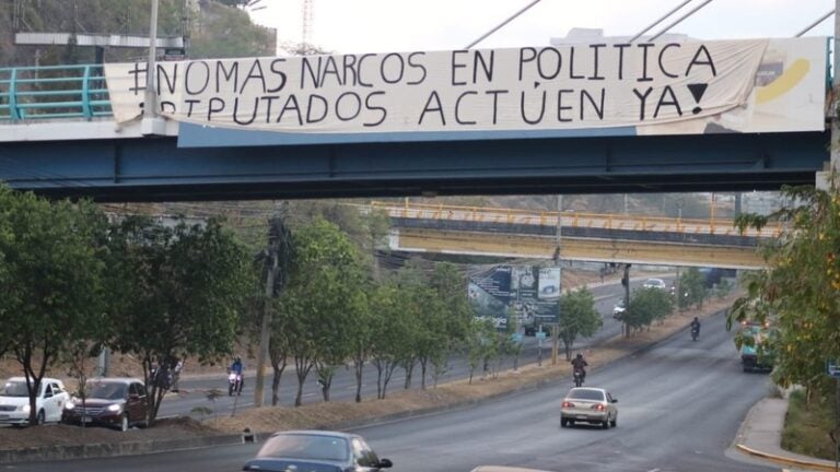 Dejan manta en TGU “no más narcos en política”