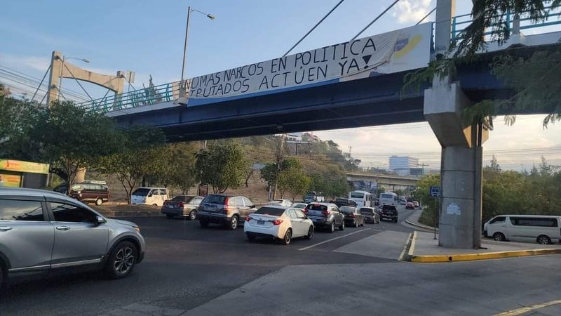 Dejan manta en TGU “no más narcos en política”