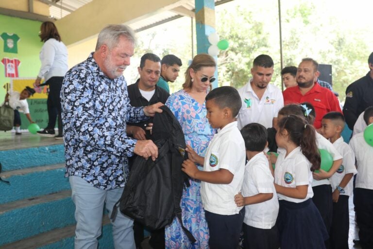 Contreras y su esposa fortalecen la educación de la niñez con proyecto «Útiles Escolares»