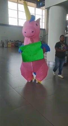 mujer disfrazada de unicornio Comayagua
