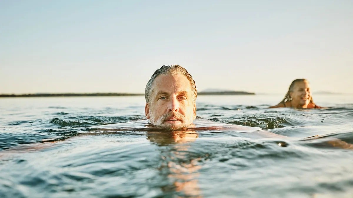 Beneficios de bañarse con agua de mar