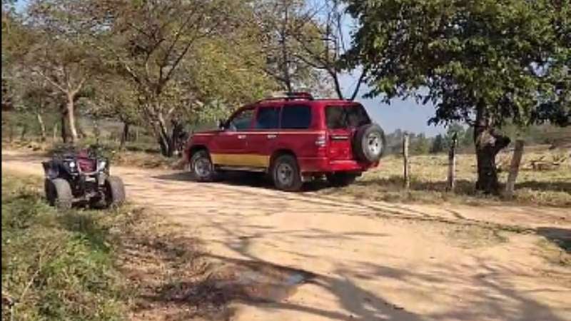 Ultiman a hombre en una aldea