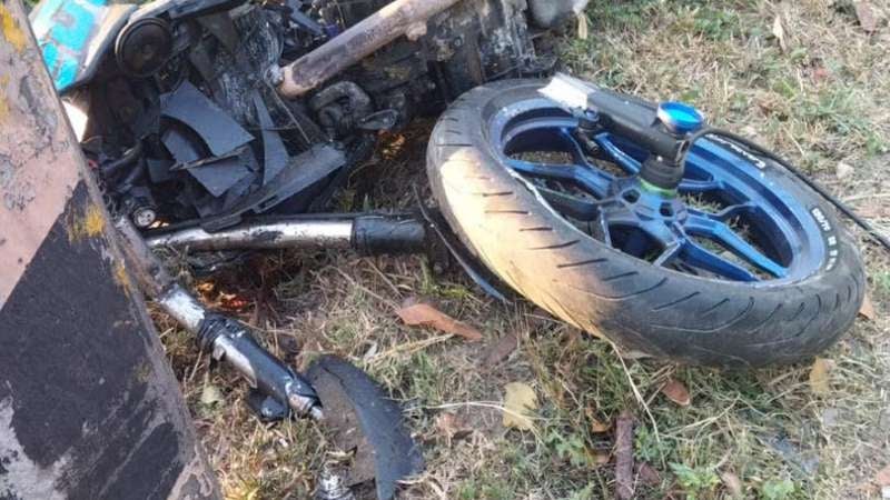 Motociclista muere tras impactar con poste