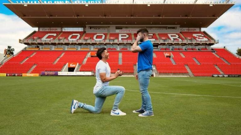 Futbolista pide matrimonio a su novio