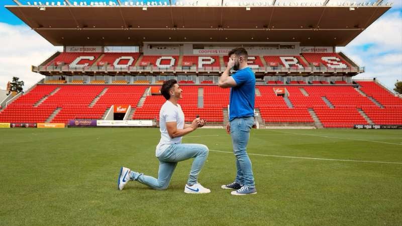Futbolista pide matrimonio a su novio