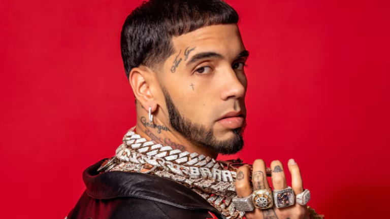 Anuel AA se borra los tatuajes de sus exparejas Karol G y Yailin ‘La Más Viral’