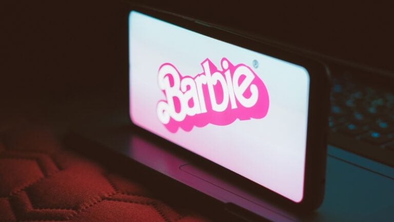 Barbie tendrá su propio teléfono plegable en el mercado