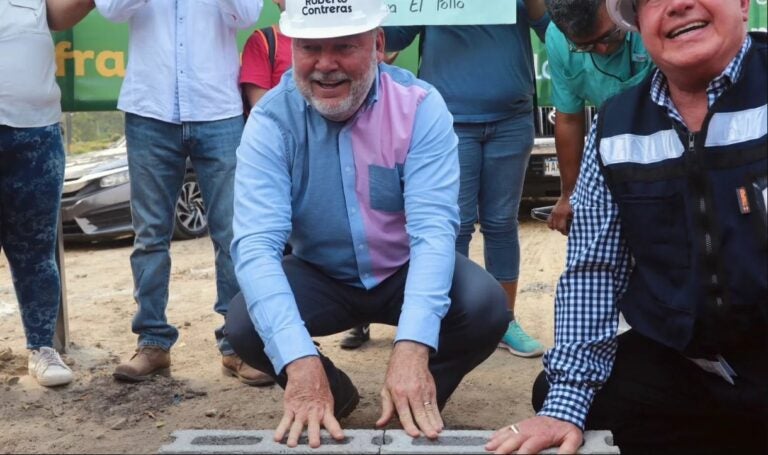 Contreras coloca la primera piedra del proyecto de acceso al Zapotal  