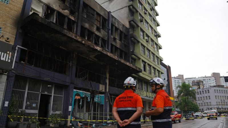Al menos 10 muertos deja incendio de albergue de sintecho en Brasil