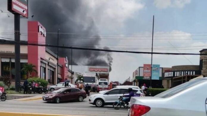 incendio en tienda en la Kennedy