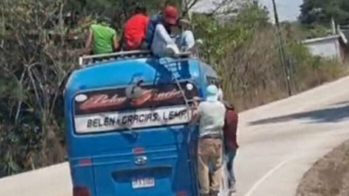 pasajeros en el techo de un rapidito