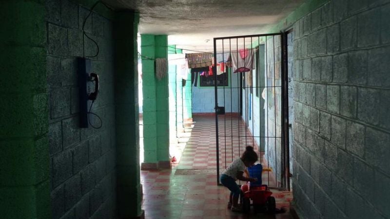 Prohíben el ingreso de menores a centros penales