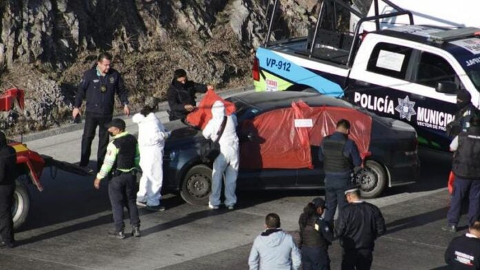 Dentro de un vehículo encuentran siete cuerpos sin vida en Puebla, México