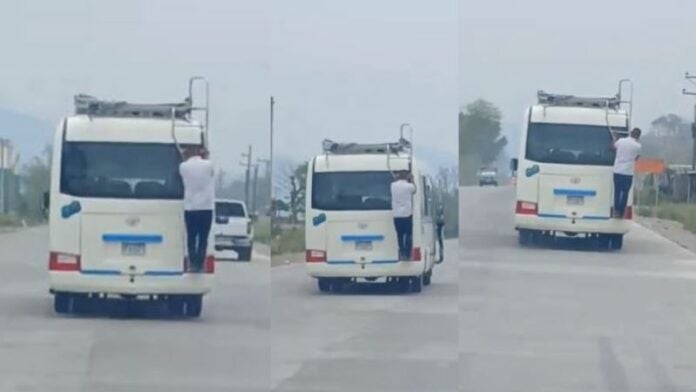 Captan a hondureño viajando en la escalera de un bus interurbano