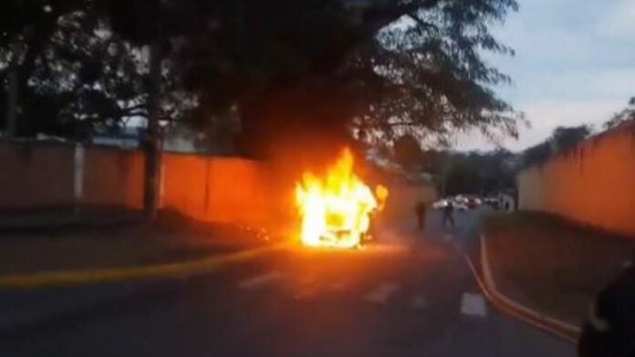 Llamas consumen una camioneta en la colonia Tres Caminos de TGU