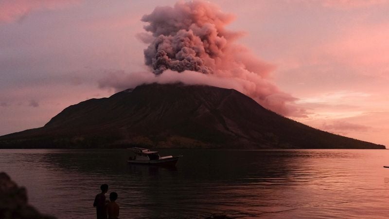 Nuevamente, el volcán indonesio Ruang entró en erupción
