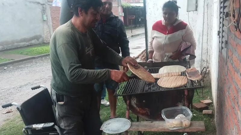 Hombre sin una pierna vende tortillas
