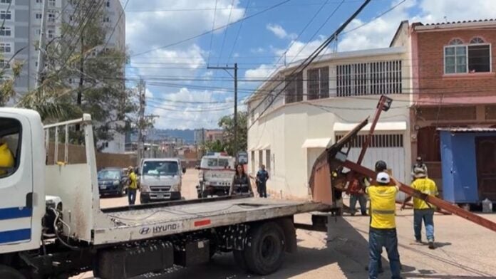 Retiran portones de acceso a Prados Universitarios en TGU