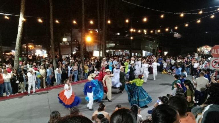 Luces, tradición y danza, así se vivió la noche de faroles en la ExpoCopán