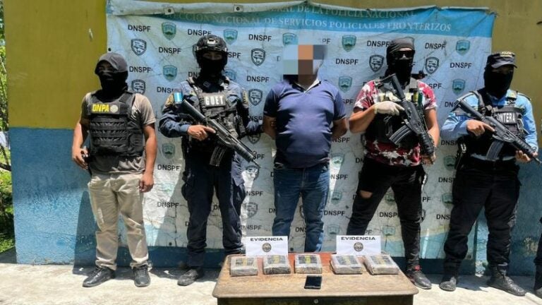 Decomisan presunta cocaína en falso compartimento de vehículo en Olancho