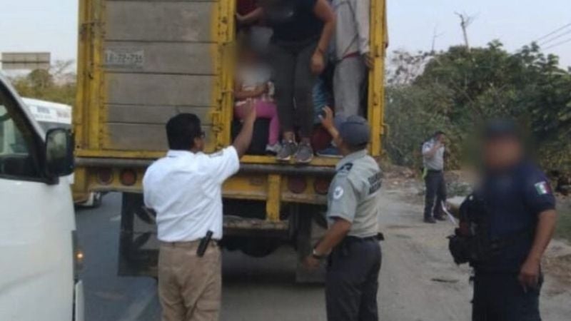 Rescatan a 34 hondureños encerrados en camión en Tabasco, México