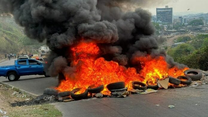 Pobladores de la colonia Sagastume protestan por mal estado de carretera