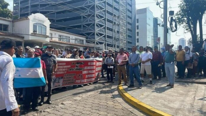 Policías depurados protestan en Casa Presidencial