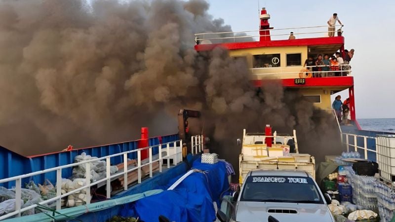 Ferry se incendia en Tailandia