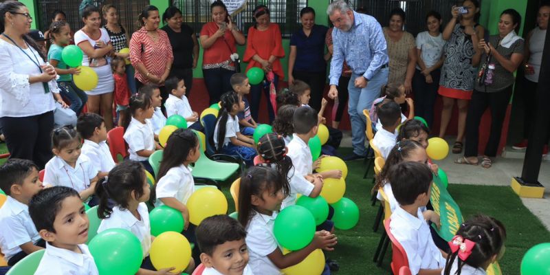 Contreras beneficia a varios estudiantes de Chamelecón con un proyecto de mejoramiento del Jardín de Niños Héctor Sabillón Cruz 