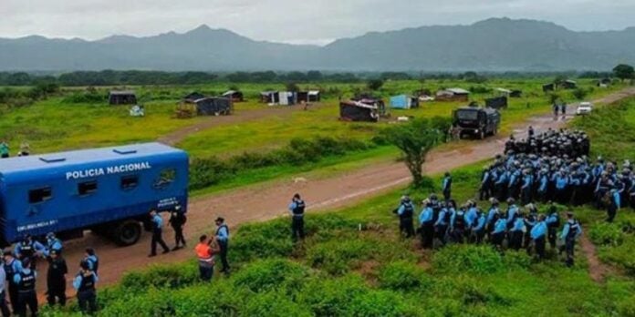 Denuncian a policías activos por dirigir invasiones de tierras