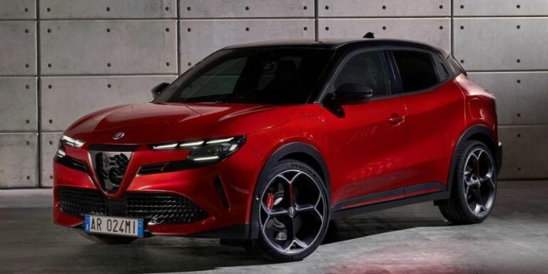 Alfa Romeo lanza su primer SUV con opción eléctrica