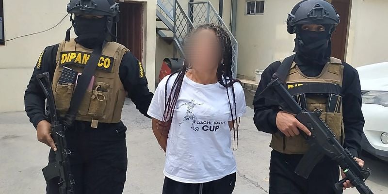 Capturan a mujer vinculada a la venta de drogas de la pandilla 18 en Comayagüela